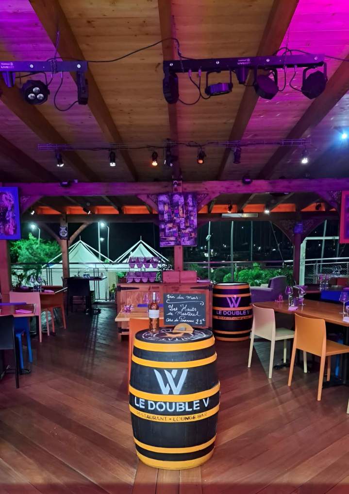 Un restaurant avec vue sur la mer et le port Martinique